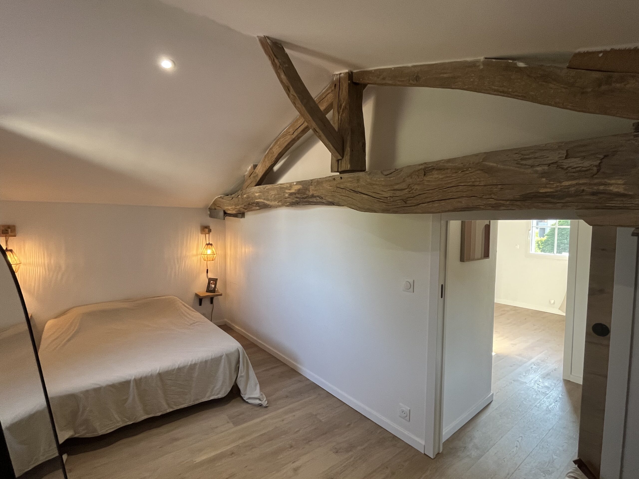 rénovation à Aizenay - chambre poutre apparente
